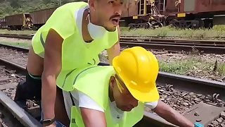 OS OPERARIOS PEGARAM PESADO NA HORA DO ALMO&Ccedil;O FUDERAM O COLEGA PASSIVO E DERAM MUITO LEITE DE SOBREMESA &lpar;TEASER&rpar;